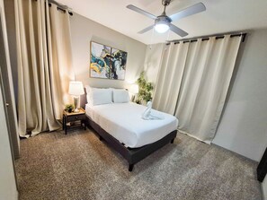 Een strijkplank/strijkijzer, gratis wifi, beddengoed