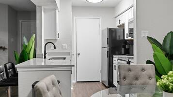 Refrigerador, microondas, horno y parrilla de estufa