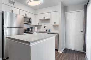 Fridge, microwave, oven, stovetop - Beautiful Studio in University Hills 4139 (Austin)