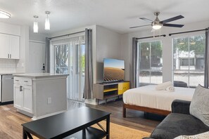 Iron/ironing board, free WiFi, bed sheets - Beautiful Studio in University Hills 4139 (Austin)