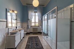 Dusche, Haartrockner, Bidet, Handtücher