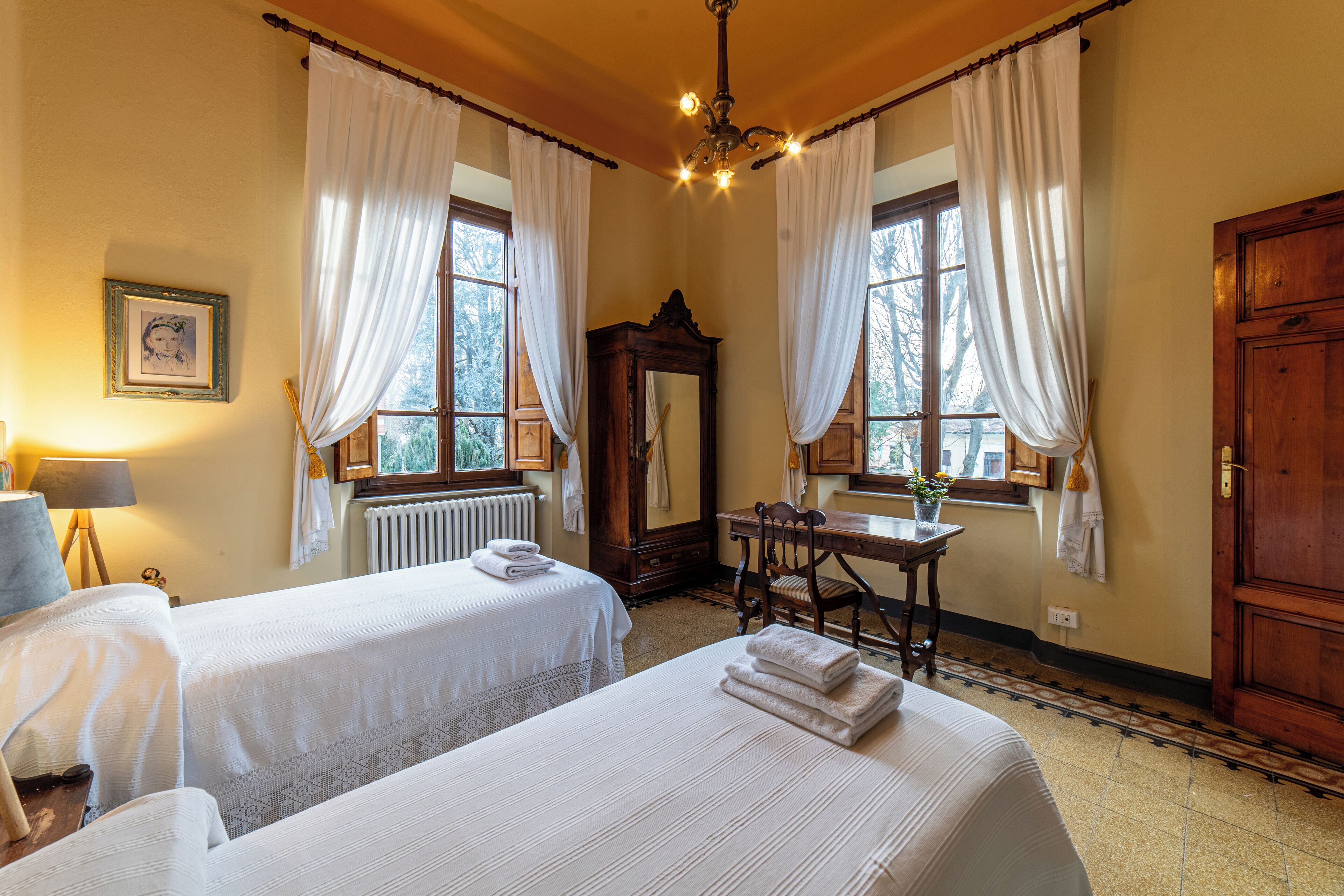 4 bedrooms, iron/ironing board, WiFi, bed sheets