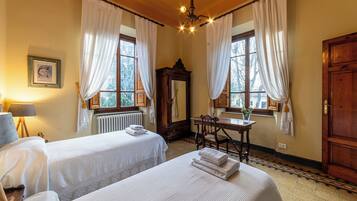 4 bedrooms, iron/ironing board, WiFi, bed sheets