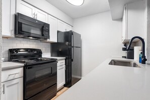 Een koelkast, een magnetron, een oven, een kookplaat