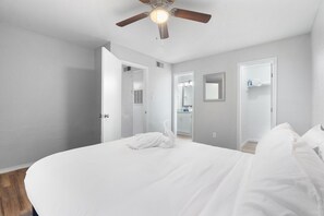 1 slaapkamer, een strijkplank/strijkijzer, gratis wifi, beddengoed