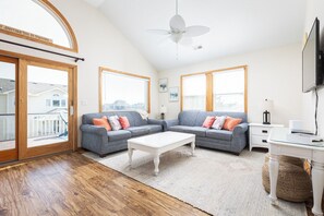 Smart-TV, DVD-spiller og bøker