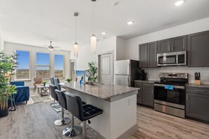 雪櫃、微波爐、焗爐、爐具