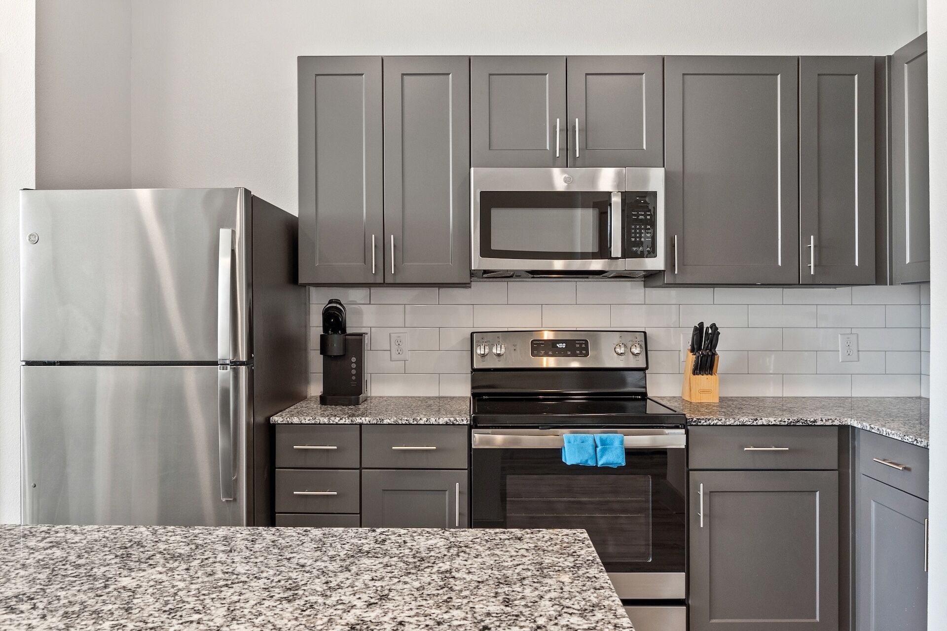 Frigorífico, microondas, horno y placa de cocina