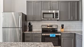 Refrigerador, microondas, horno y parrilla de estufa