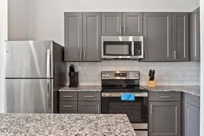 雪櫃、微波爐、焗爐、爐具