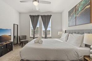 Tabla de planchar con plancha, wifi gratis y ropa de cama