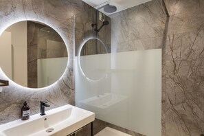 Sèche-cheveux, serviettes fournies