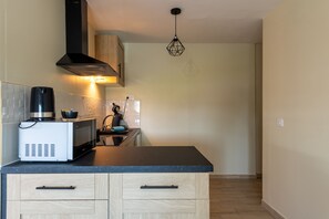 Kühlschrank, Mikrowelle, Wasserkocher mit Kaffee-/Teezubehör