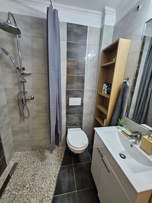 مجففات شعر، مناشف، صابون، ورق حمّام