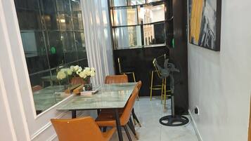 Ruokailu omassa huoneessa