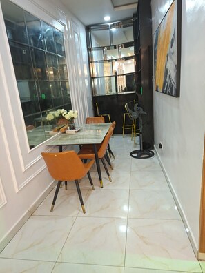 Ruokailu omassa huoneessa