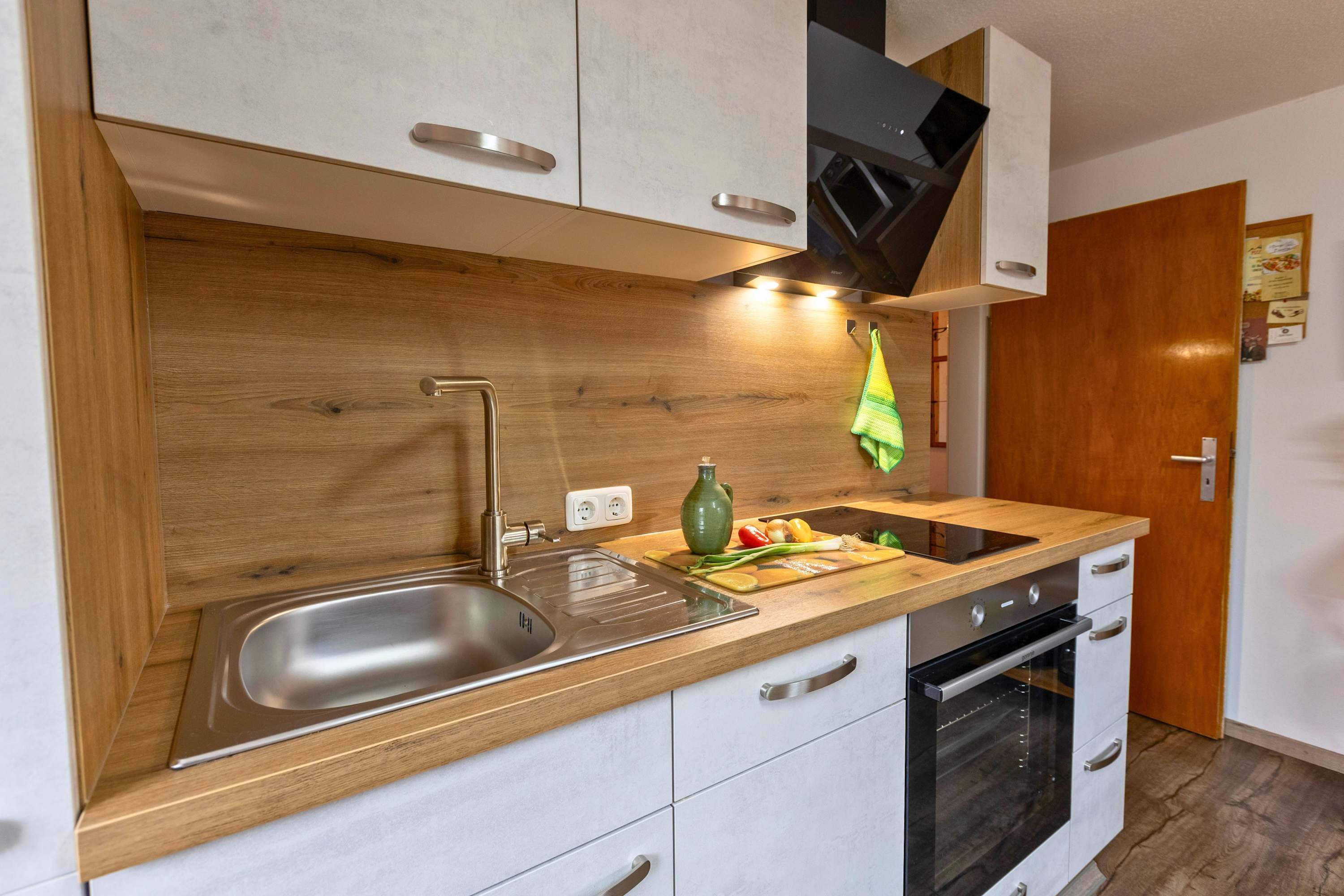 Wasserkocher mit Kaffee-/Teezubehör, Kühlschrank, Mikrowelle, Ofen