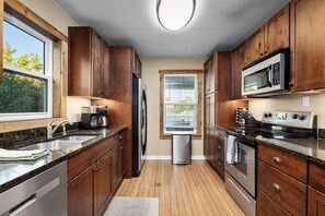 Mikrobølgeovn, ovn, kokeplater og oppvaskmaskin