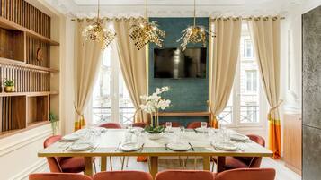 Appartement, vue ville | Cuisine privée | Réfrigérateur, micro-ondes, four, plaque de cuisson