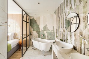 Appartement, vue sur la ville | Salle de bain | Douche cascade, articles de toilette écologiques, séchoir à cheveux