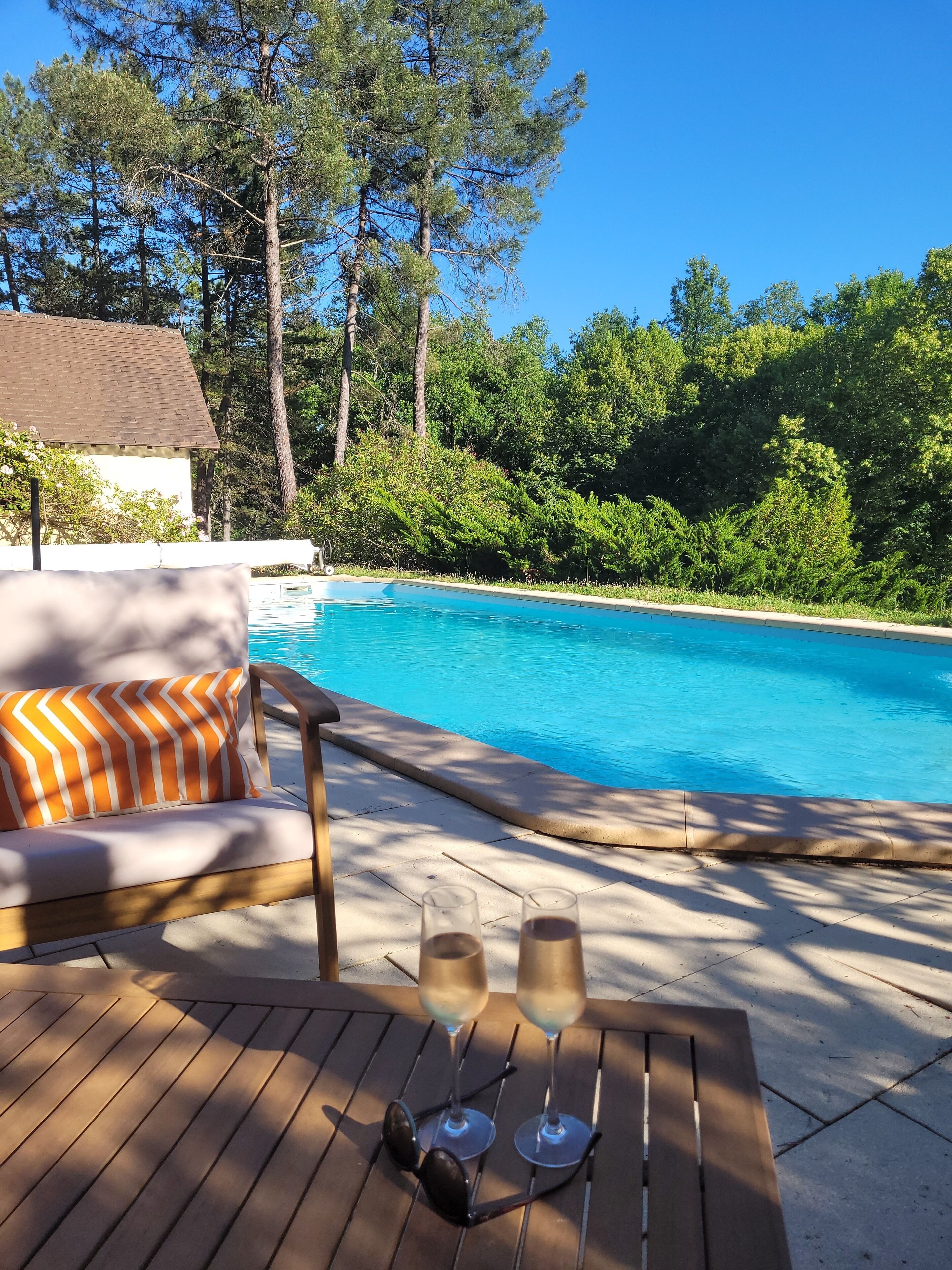 Utendørsbasseng og et oppvarmet basseng