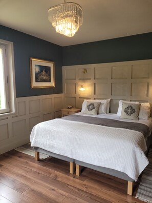 4 Schlafzimmer, Schreibtisch, Bügeleisen/Bügelbrett, WLAN