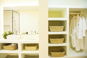 Douche, serviettes fournies, papier toilette