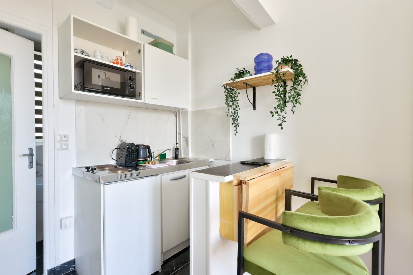 Kühlschrank, Mikrowelle, Herdplatte, Wasserkocher mit Kaffee-/Teezubehör