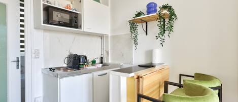 Réfrigérateur, micro-ondes, plaque de cuisson, cafetière/bouilloire