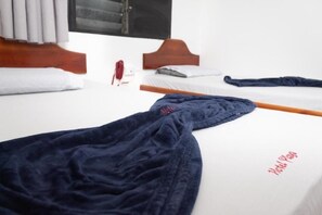 Standard Twin Room, City View | Bilik Mandi