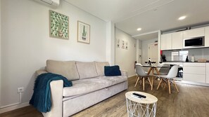 Deluxe-Apartment, 1 Queen-Bett und Schlafsofa, Balkon | Wohnbereich | 40-Zoll-Flachbildfernseher mit Kabelempfang