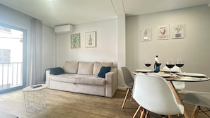 Căn hộ Deluxe, 1 giường cỡ queen và sofa giường, ban công | Khu phòng khách | TV màn hình phẳng 40-inch có truyền hình cáp 