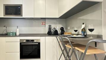 Apartamento Deluxe, 1 cama de matrimonio con sofá cama, terraza | Cocina privada | Frigorífico, microondas, horno y placa de cocina