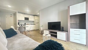 Leilighet – deluxe, 1 queensize-seng med sovesofa, balkong | Oppholdsområde | En 40-tommers Flatskjerm-TV med kabel-kanaler