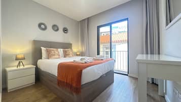 Apartamento luxo, 1 cama Queen e sofá-cama, sacada | Roupas de cama de algodão egípcio, roupas de cama premium