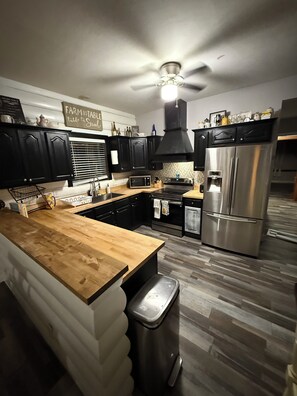 Private kitchen - Fabulous 4 Bedroom Family-Friendly Cottage w/ Large Fenced Yard in Newberry, FL (Newberry)