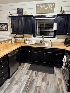 Fridge, microwave, oven, stovetop - Fabulous 4 Bedroom Family-Friendly Cottage w/ Large Fenced Yard in Newberry, FL (Newberry)