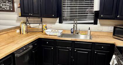 Fabulous 4 Bedroom Family-Friendly Cottage w/ Large Fenced Yard in Newberry, FL