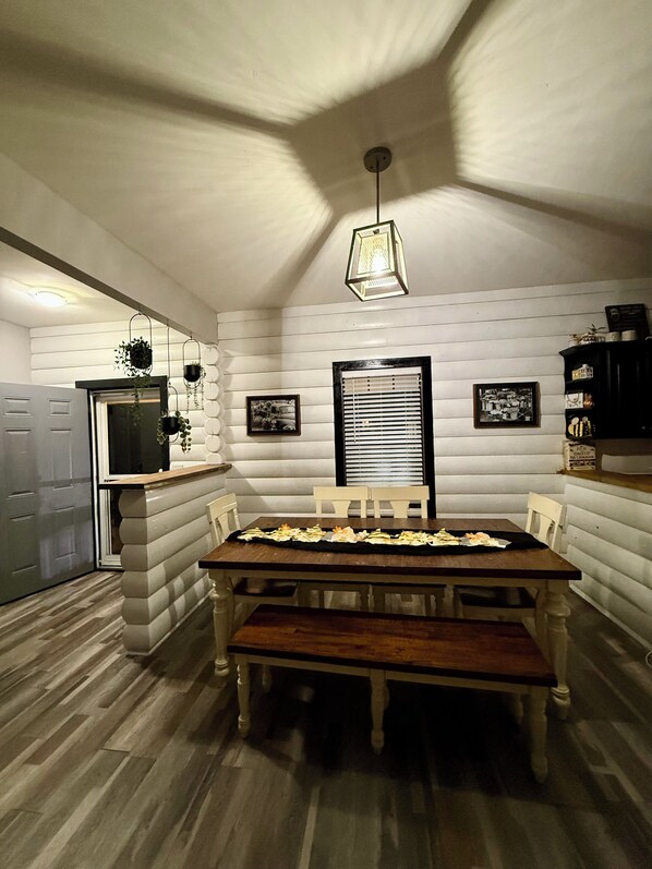 Dining - Fabulous 4 Bedroom Family-Friendly Cottage w/ Large Fenced Yard in Newberry, FL (Newberry)