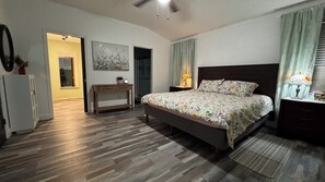 4 bedrooms, iron/ironing board, travel crib, free WiFi - Fabulous 4 Bedroom Family-Friendly Cottage w/ Large Fenced Yard in Newberry, FL (Newberry)