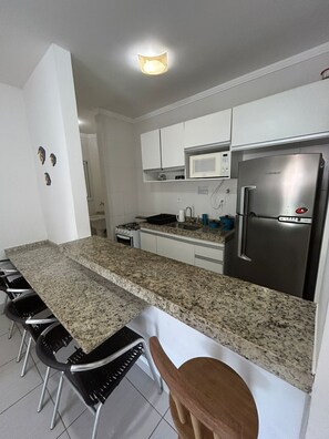 Private kitchen - Apartment with full leisure facilities, air conditioning in the rooms and Wi-Fi (Ubatuba)