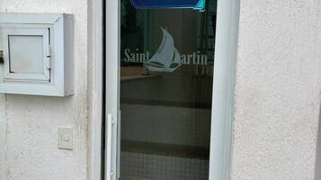 A door with a sign reading 'SAUNA' and a logo for 'Saint Martin' on the glass.
