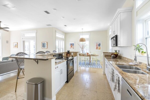 冷蔵庫、電子レンジ、オーブン、コンロ