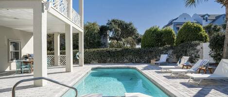 حمّام سباحة مُدفَّأ