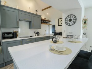 Cottage | Private kitchen | Dishwasher, cookware/dishes/utensils - Rhows (Llanfairpwllgwyngyll)