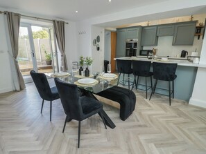 Cottage | Private kitchen | Dishwasher, cookware/dishes/utensils - Rhows (Llanfairpwllgwyngyll)