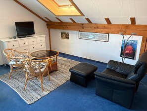 TV, fireplace, DVD player, stereo - Holiday Home "Unteres Hart" – Spacious and Comfortable Retreat (Gomadingen)