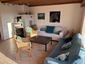 TV, fireplace, DVD player, stereo - Holiday Home "Unteres Hart" – Spacious and Comfortable (Gomadingen)