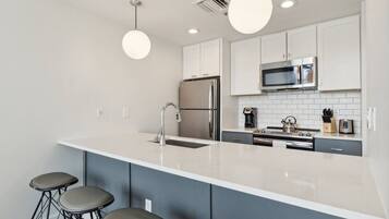 Geladeira, micro-ondas, fogão, cooktop