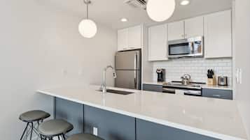 Geladeira, micro-ondas, fogão, cooktop